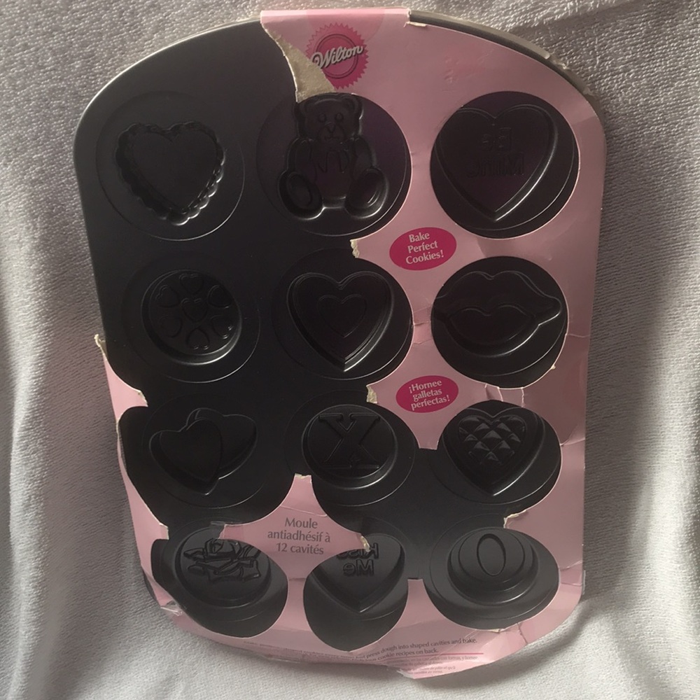 Wilton Valentines Day Pan 12 Cavity Cookies New torn packaging